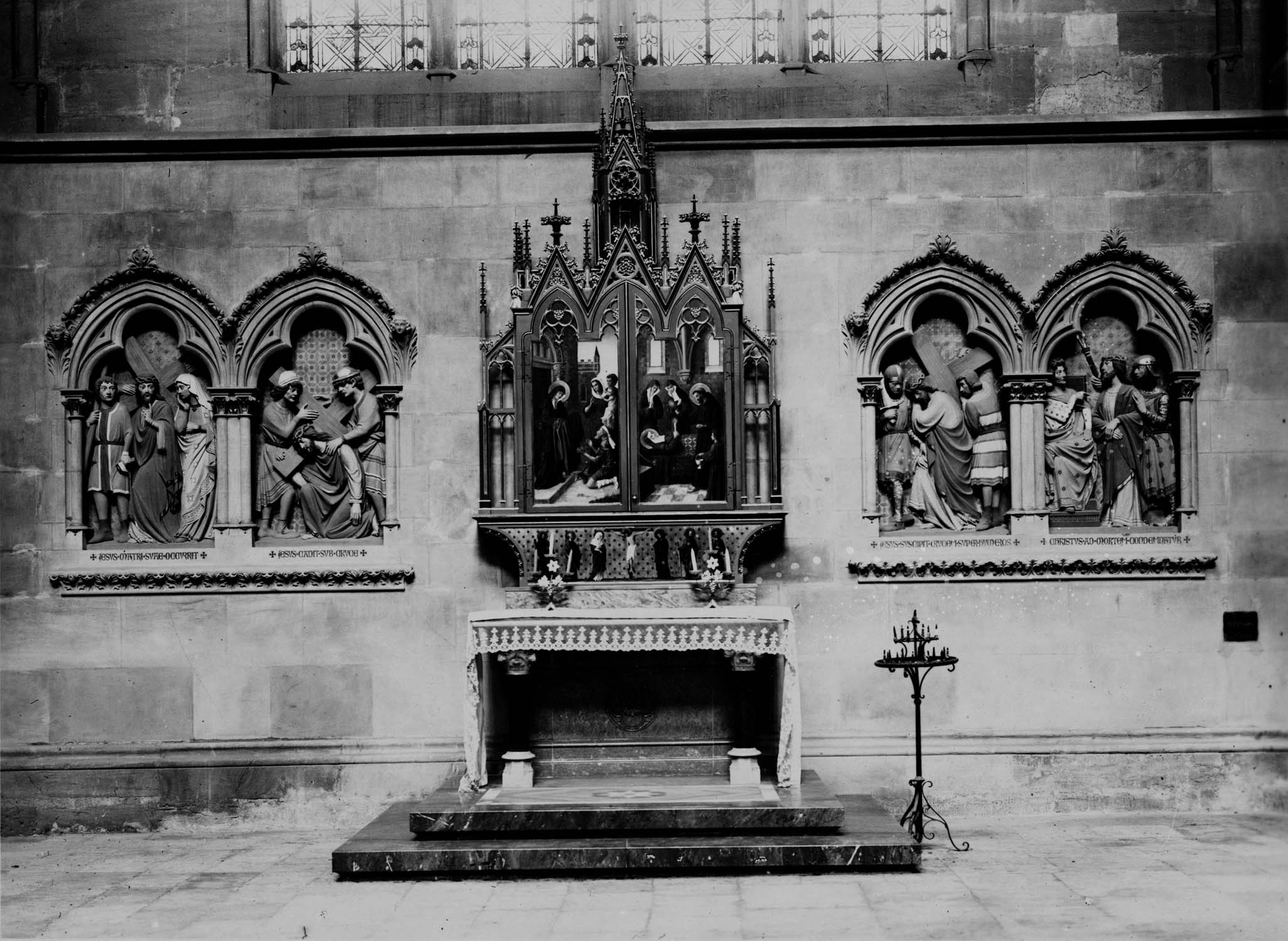 Nouvel autel dédié à sainte Claire, avec retable fermé, et chemin de croix