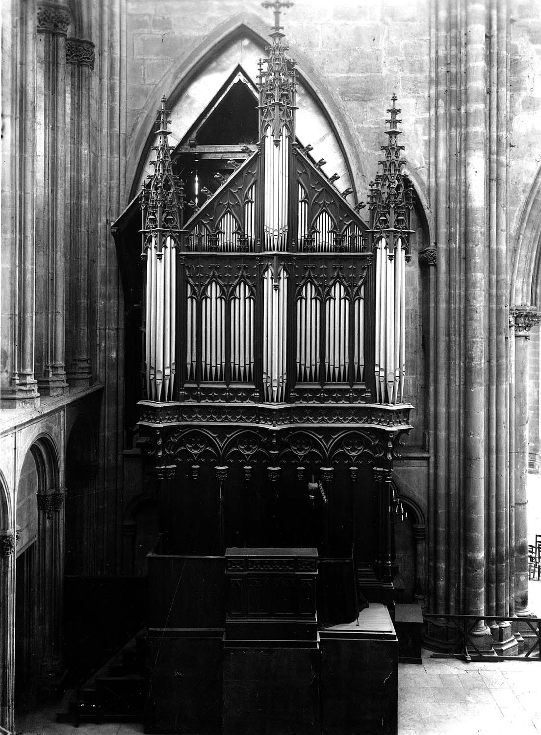 Grands orgues dans le transept