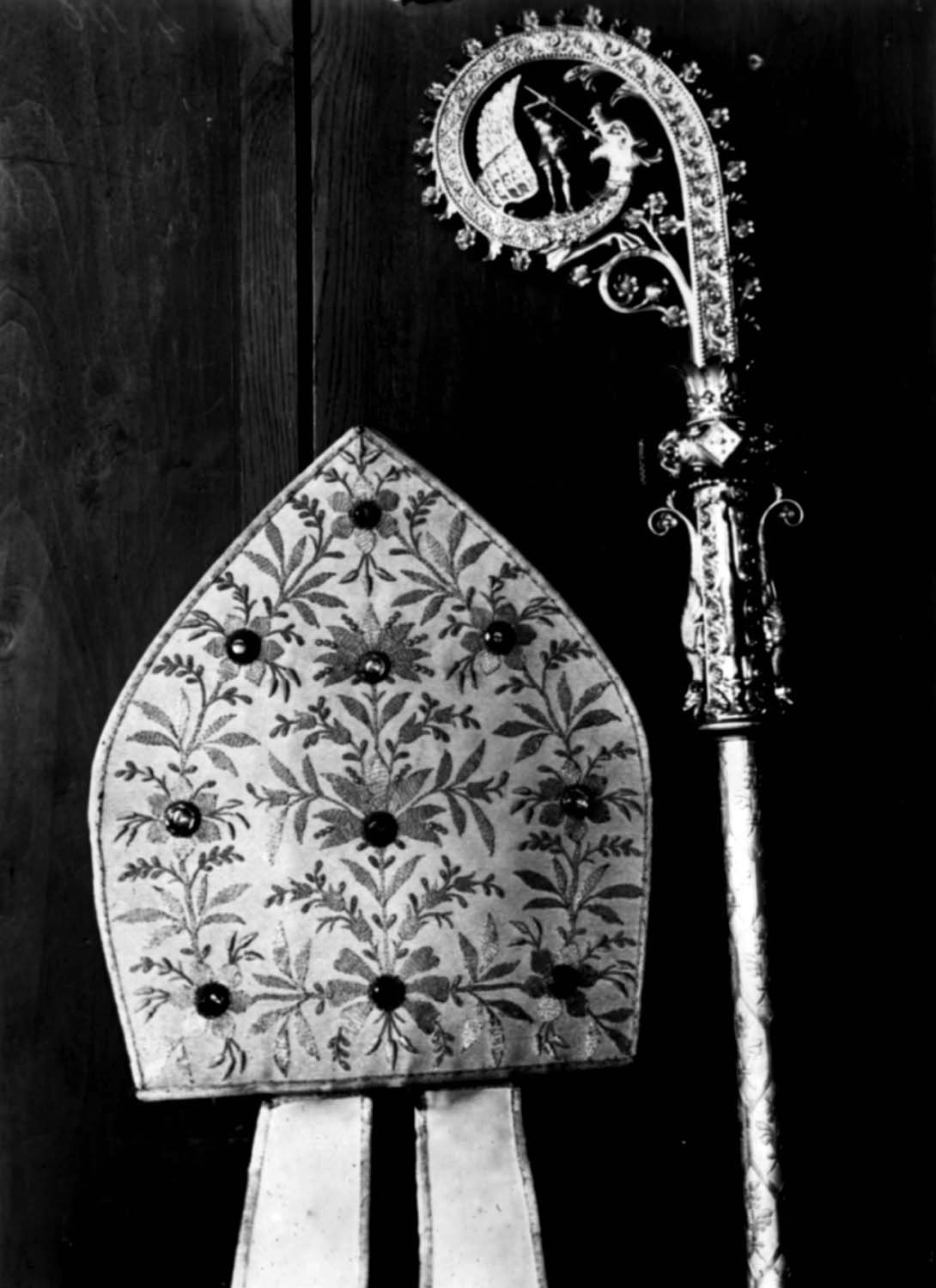 Mitre et crosse de monseigneur Dupont des Loges, conservées dans le trésor de la cathédrale