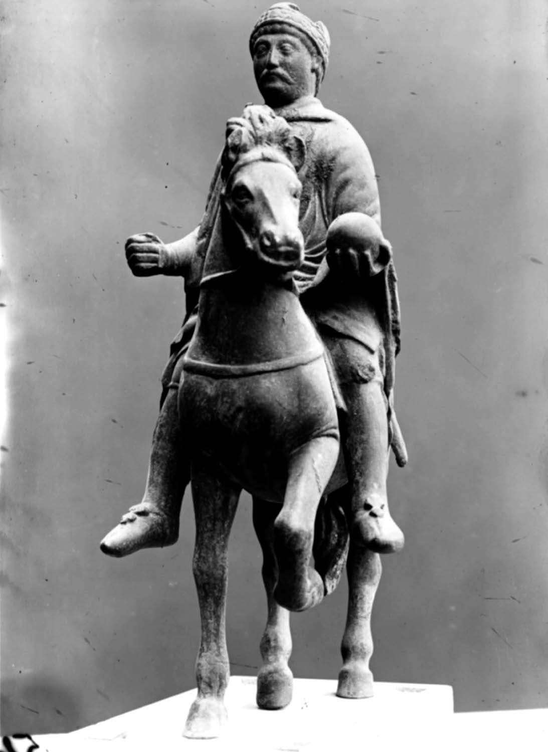 Statuette équestre de Charlemagne. [Provient du trésor de la cathédrale ; aujourd’hui conservée au musée du Louvre]