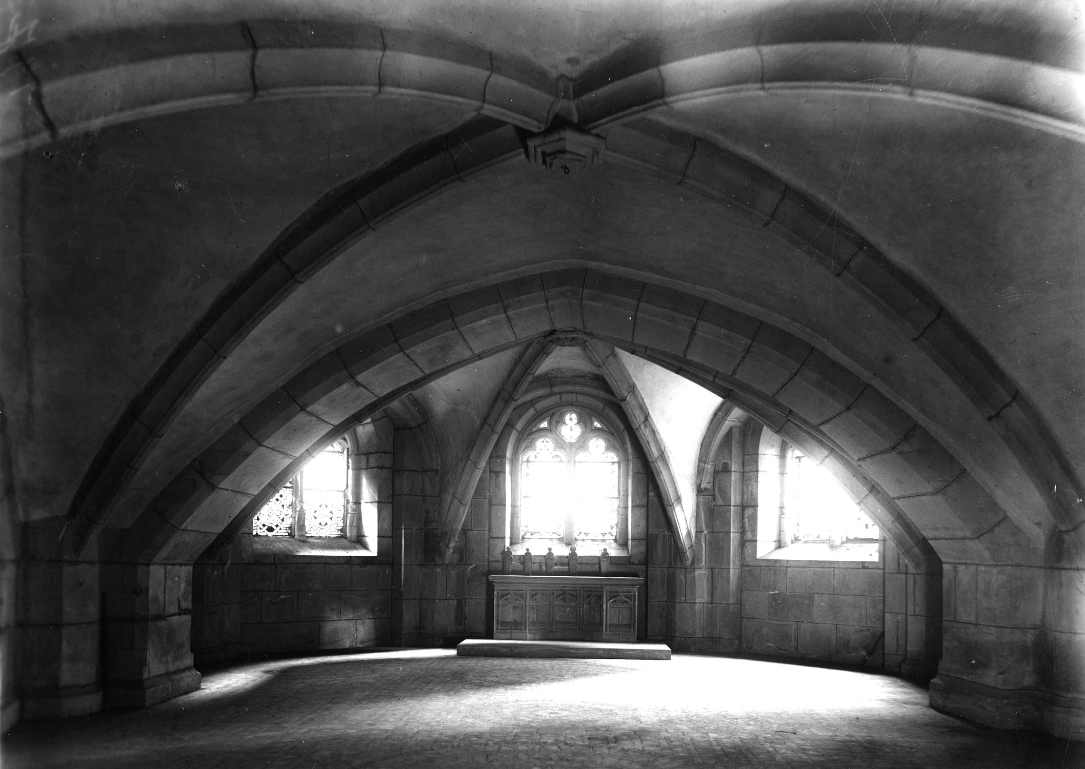 Crypte. Chapelle sud avec l’autel