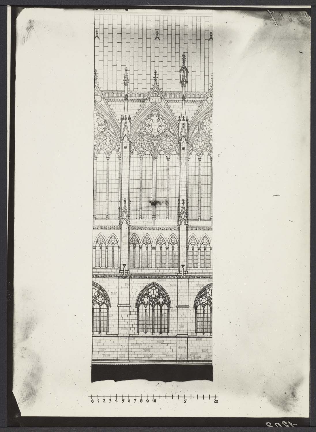 Deux travées de la coupe longitudinale dessinée par Heppe. Extérieur