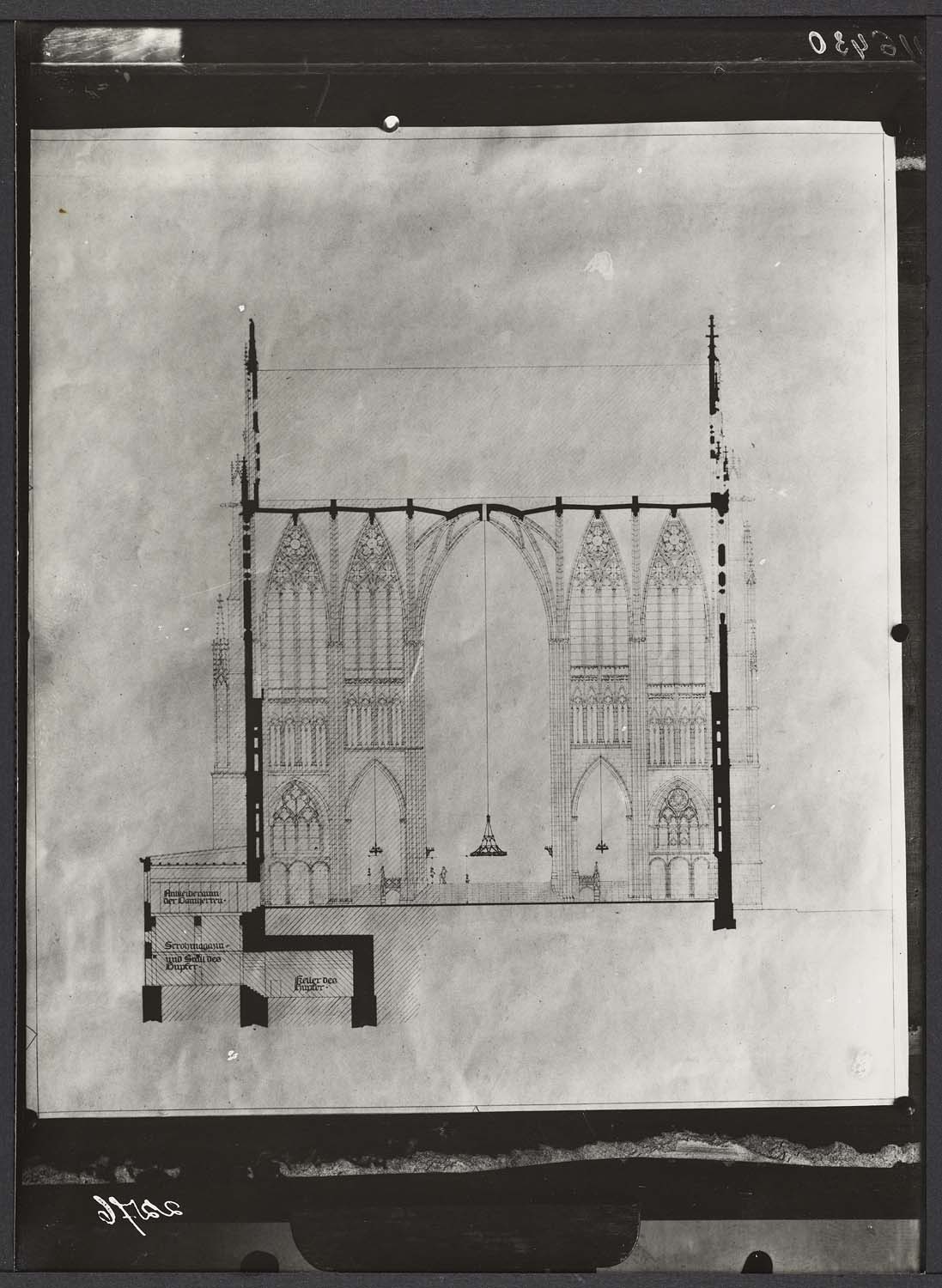 Coupe sur le transept avec l’emplacement des lustres