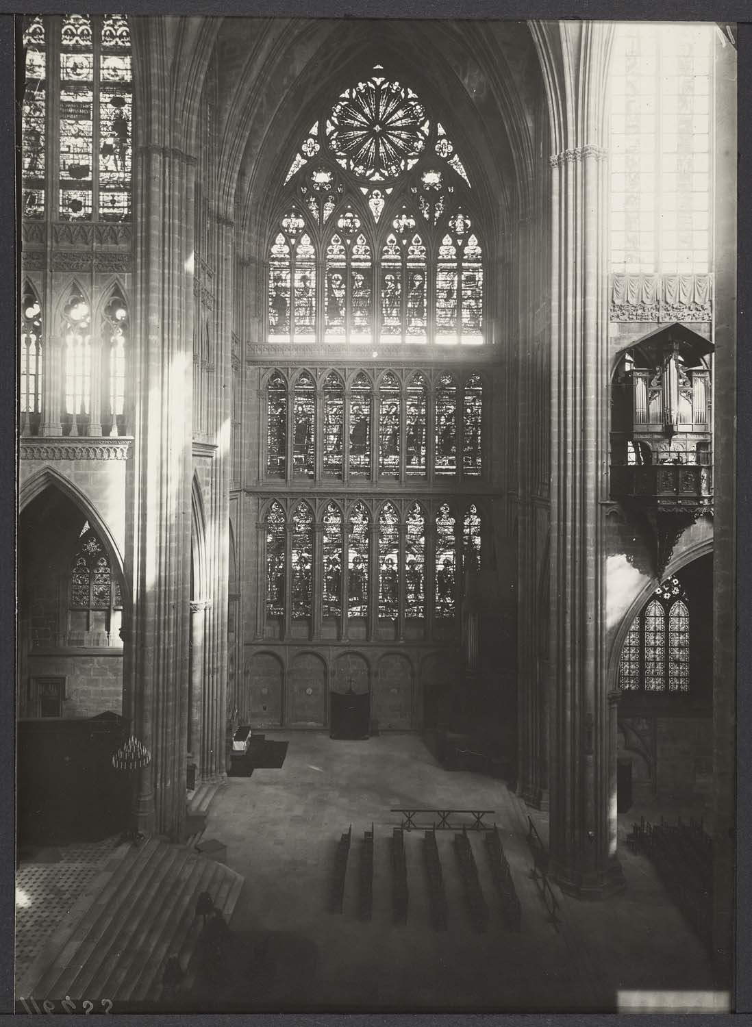 Vitraux du transept sud. Vue d’ensemble