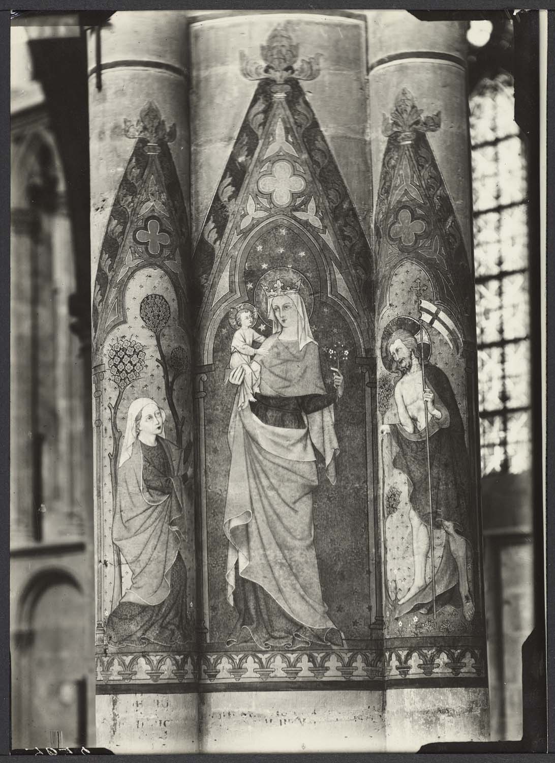 Peinture murale avec la sainte Vierge, saint Jean-Baptiste et un  personnage féminin à genou