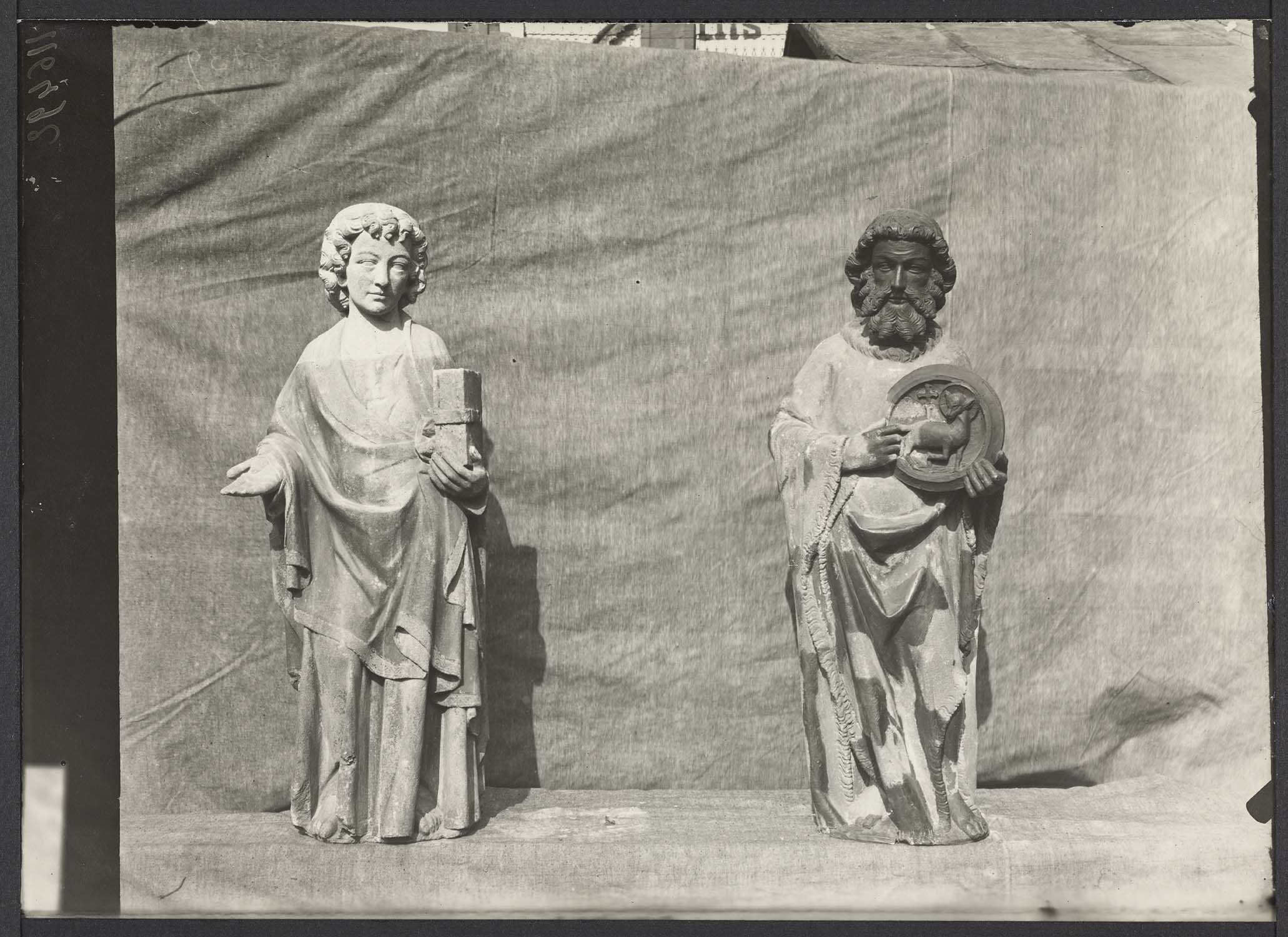 Deux statues provenant d'anciens tombeaux d'évêques : saint Jean et saint Jean-Baptiste