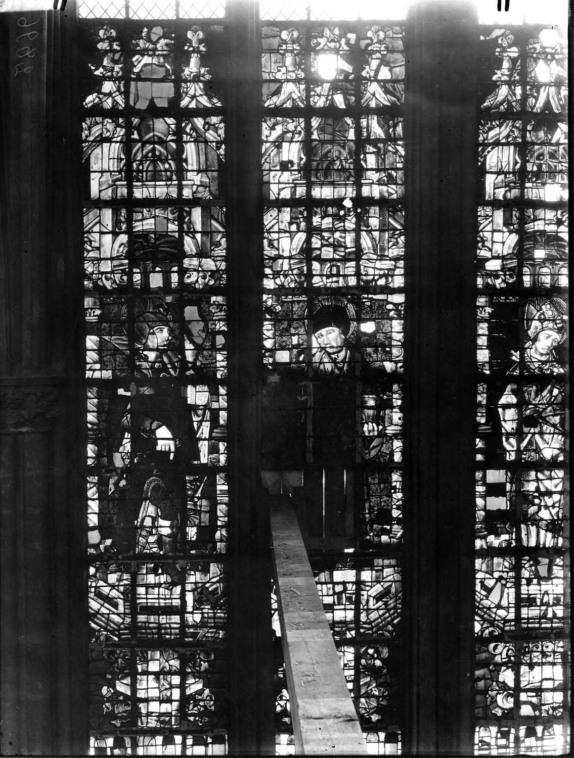 Vitrail du transept, bras nord, côté ouest : saint Côme et saint Damien