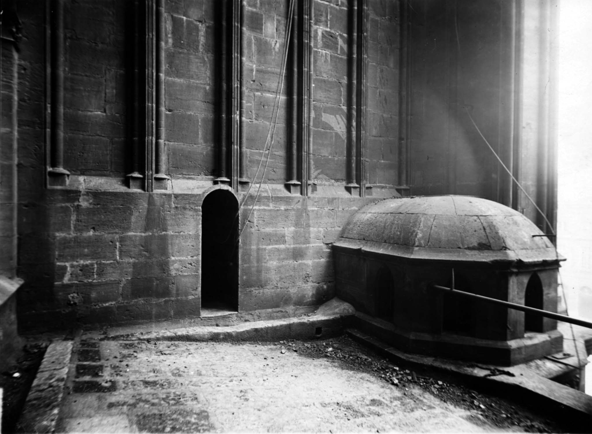 Tour de la Mutte : tourelle d'escalier et partie basse du triforium