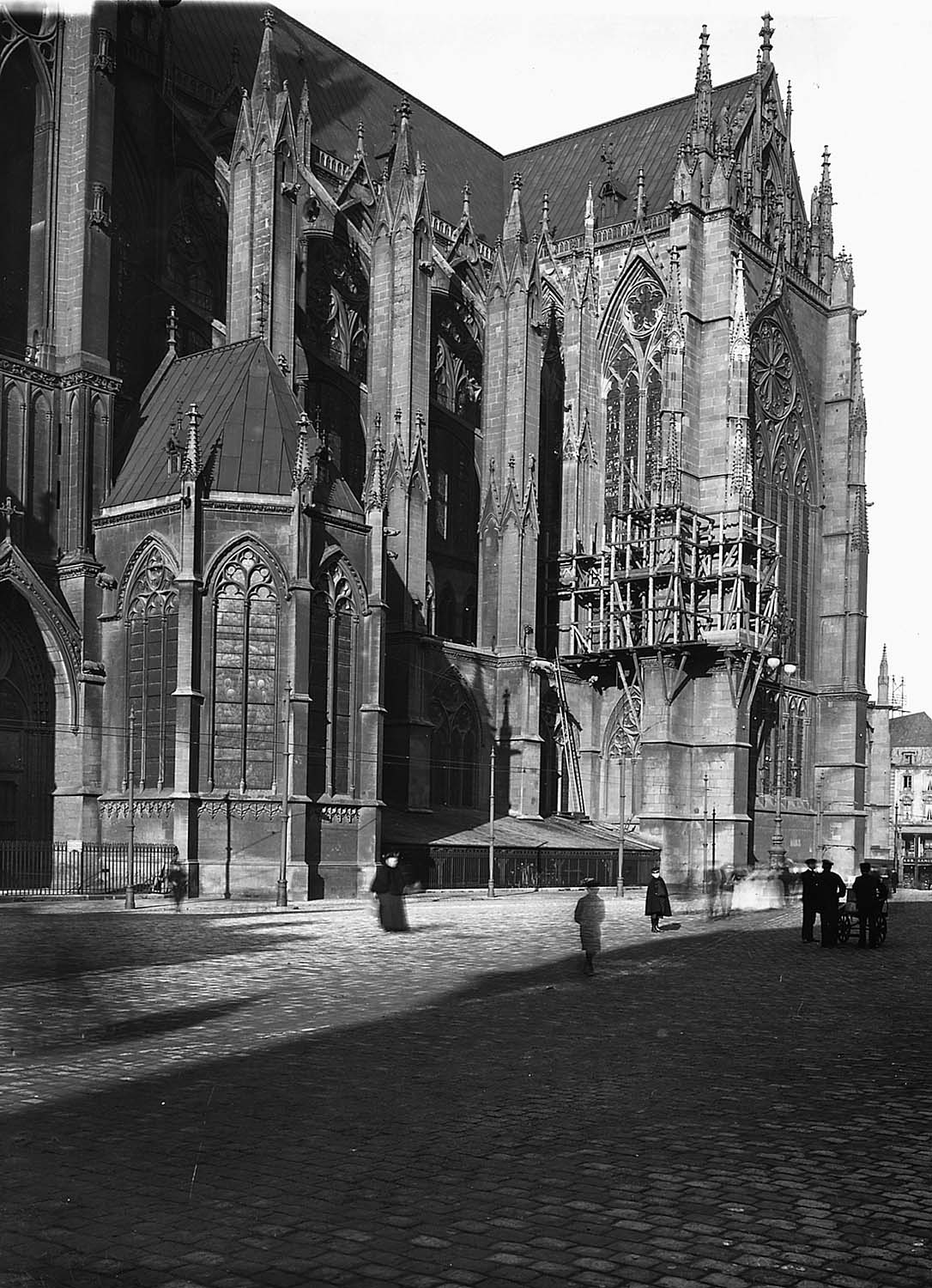 Transept, côté sud : extérieur avec échafaudage