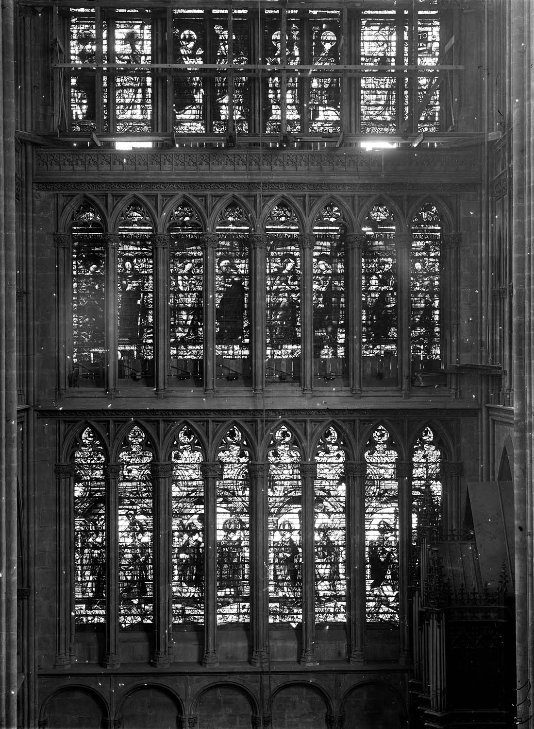 Grande fenêtre du transept sud pendant la restauration avec un échafaudage