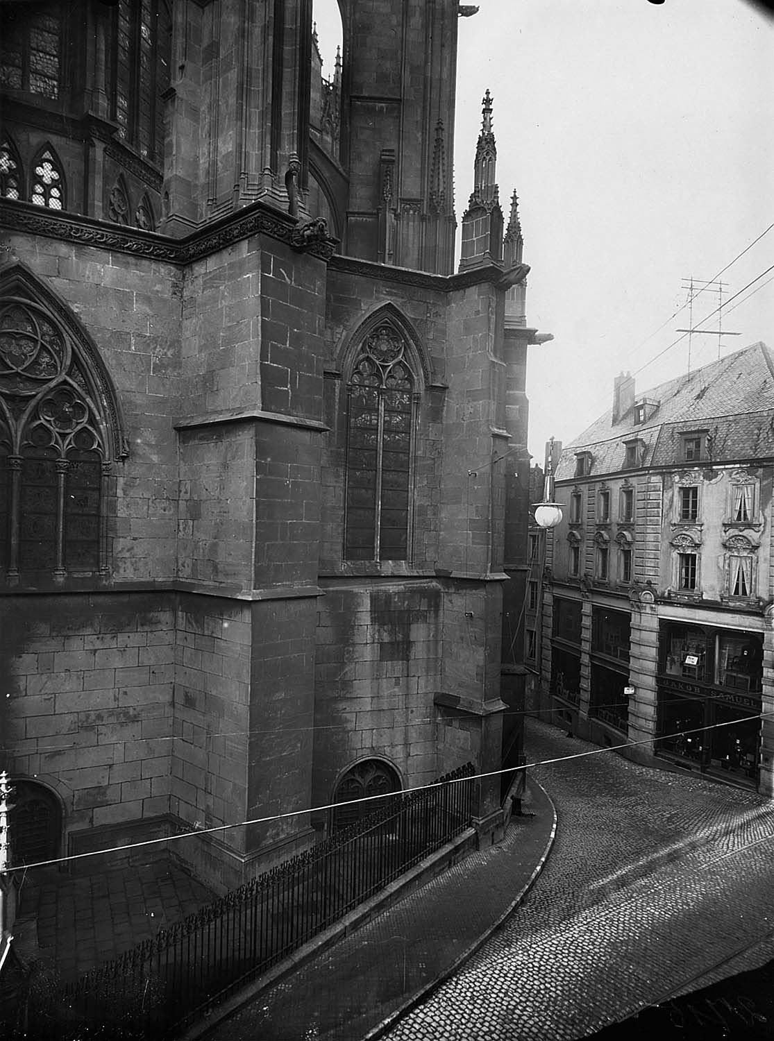 Contreforts avec couronnement des chapelles absidales vus du corps de garde