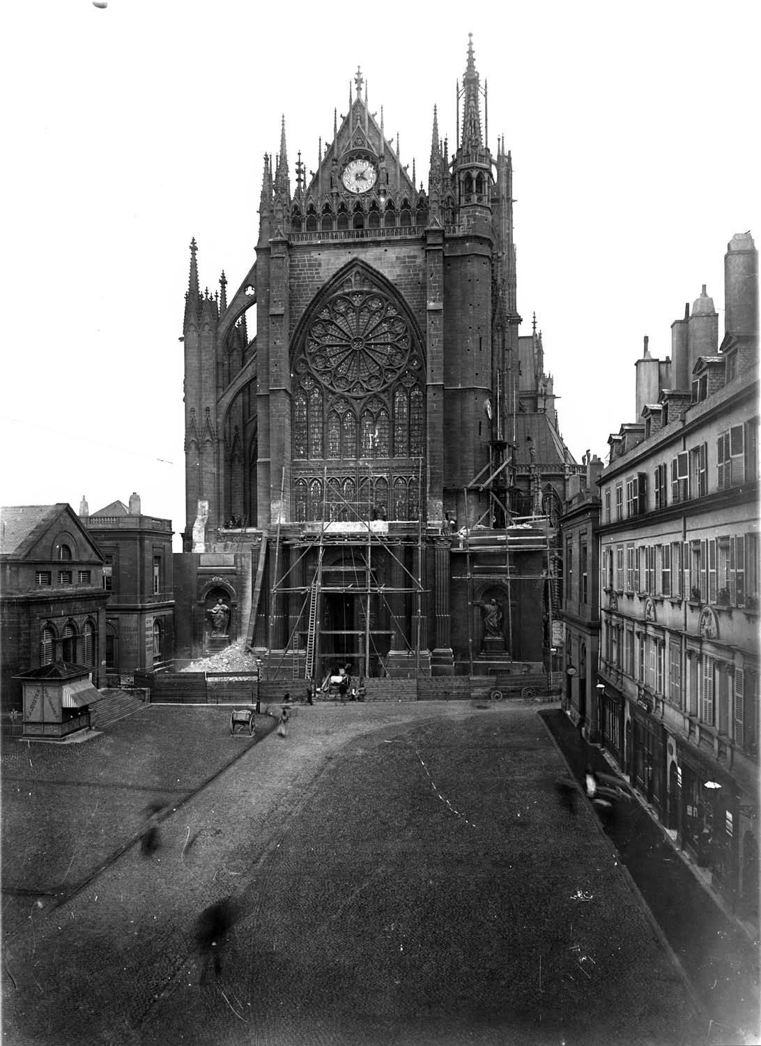 Façade ouest pendant démolition du portail de Blondel