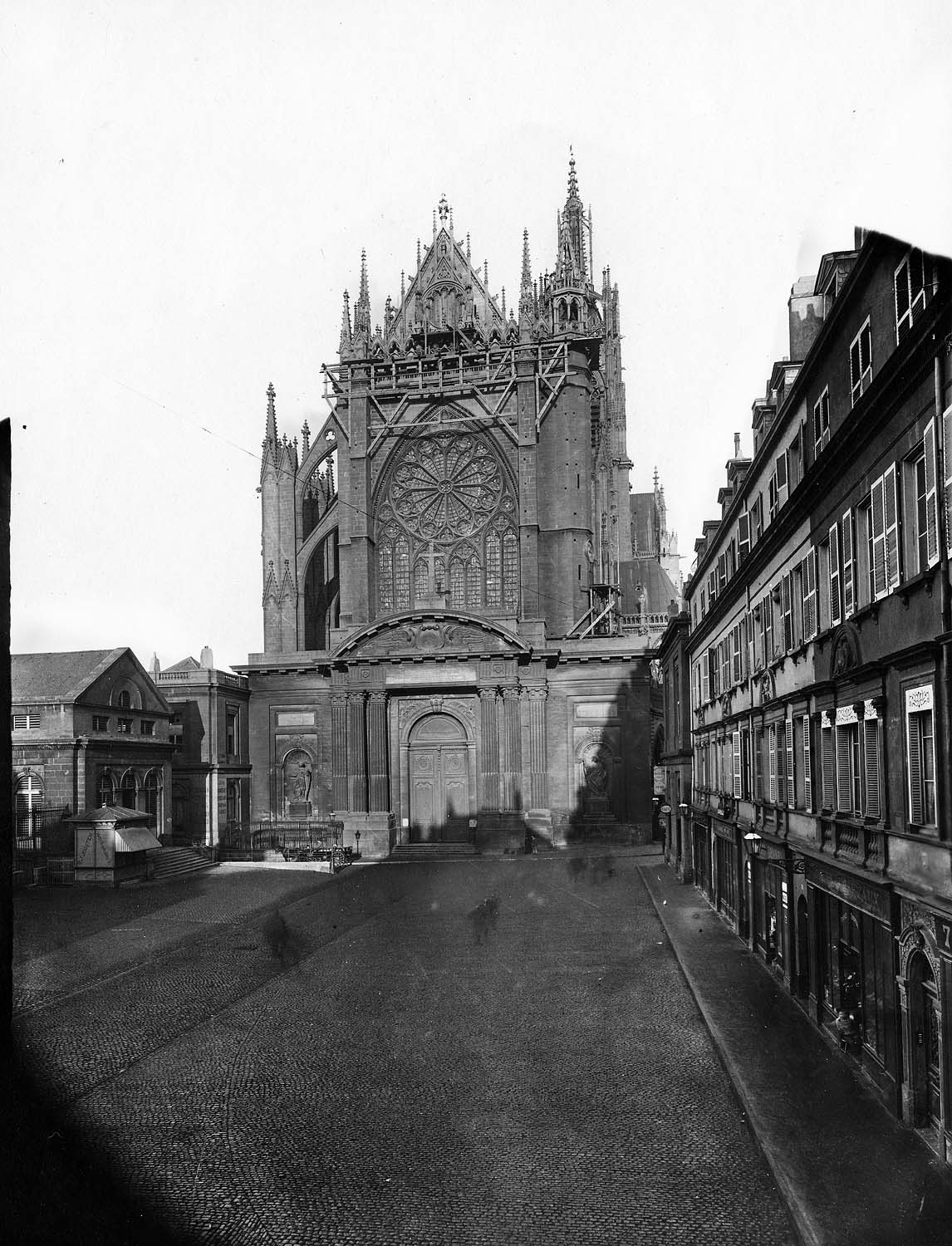 Façade ouest avec le portail de Blondel et le nouveau pignon du grand comble