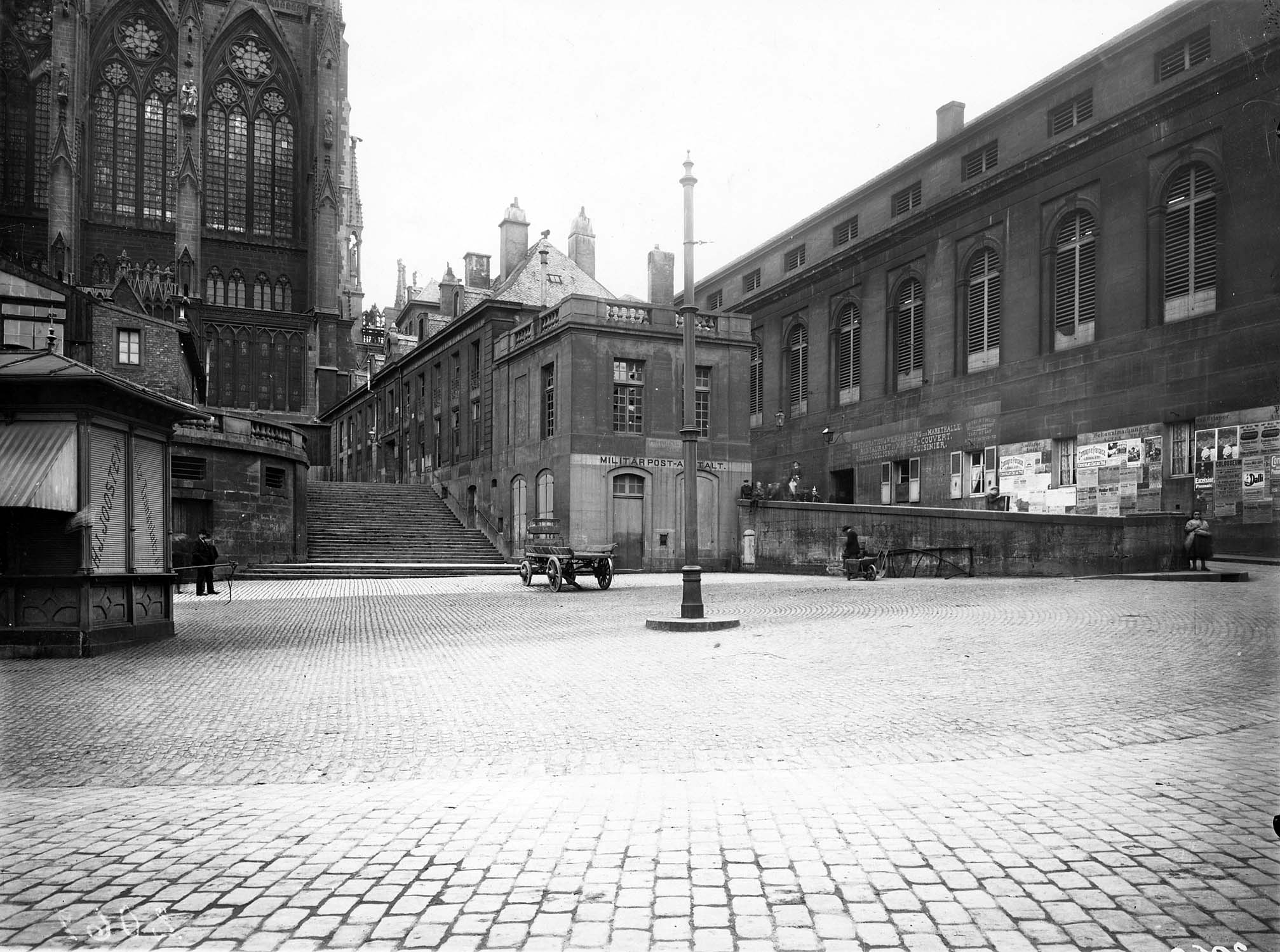 Rue d'Estrée avec des maisons et le marché couvert