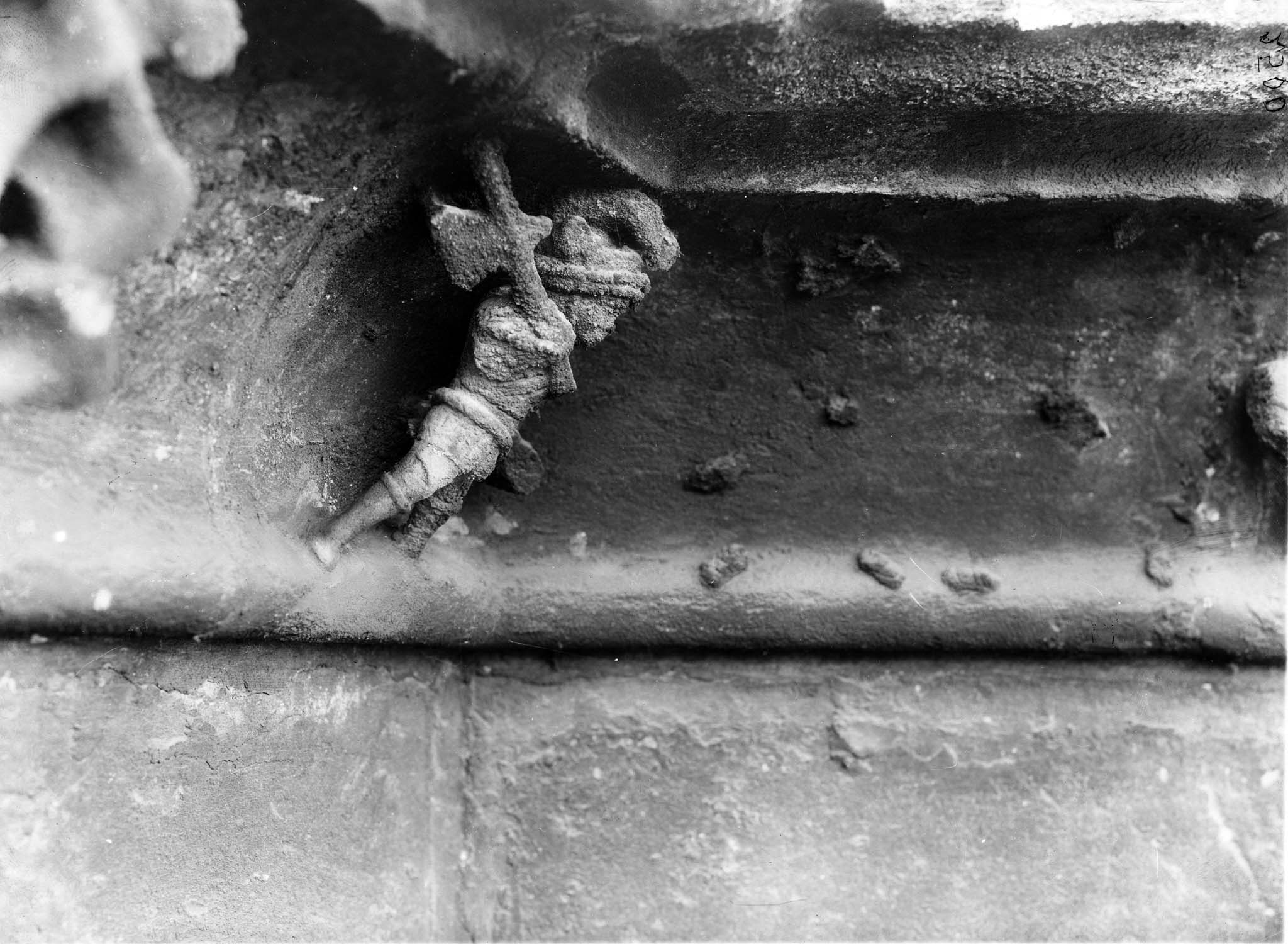 Hallebardier dans la corniche des chapelles du chœur