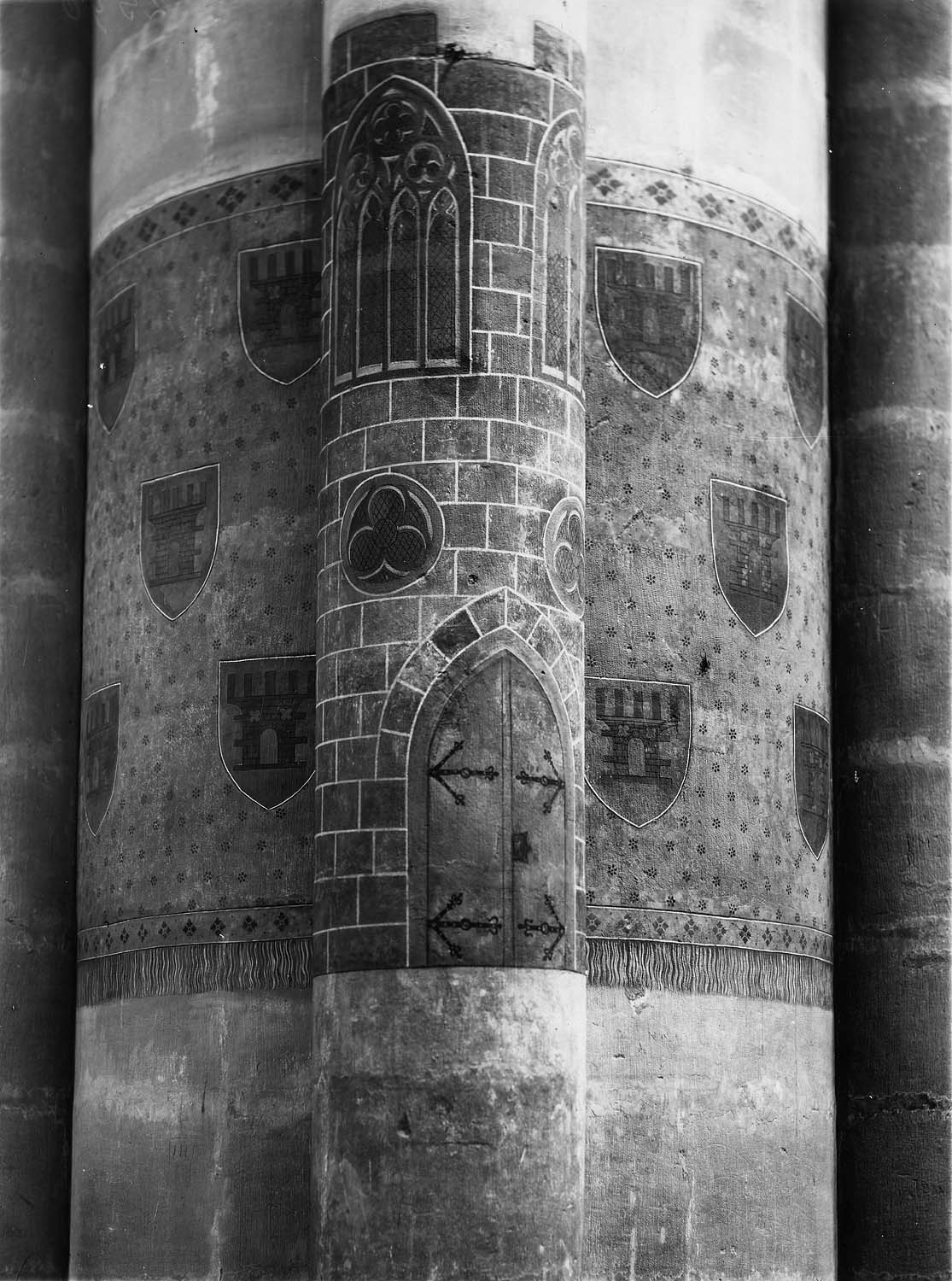 Colonne avec peinture en face de l’épitaphe de Pierre Perrat