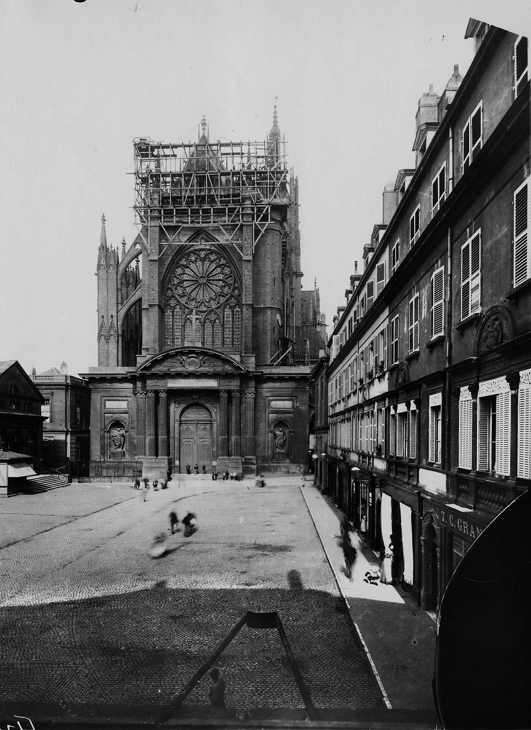 Façade ouest avec le portail de Blondel et le nouveau pignon échafaudé