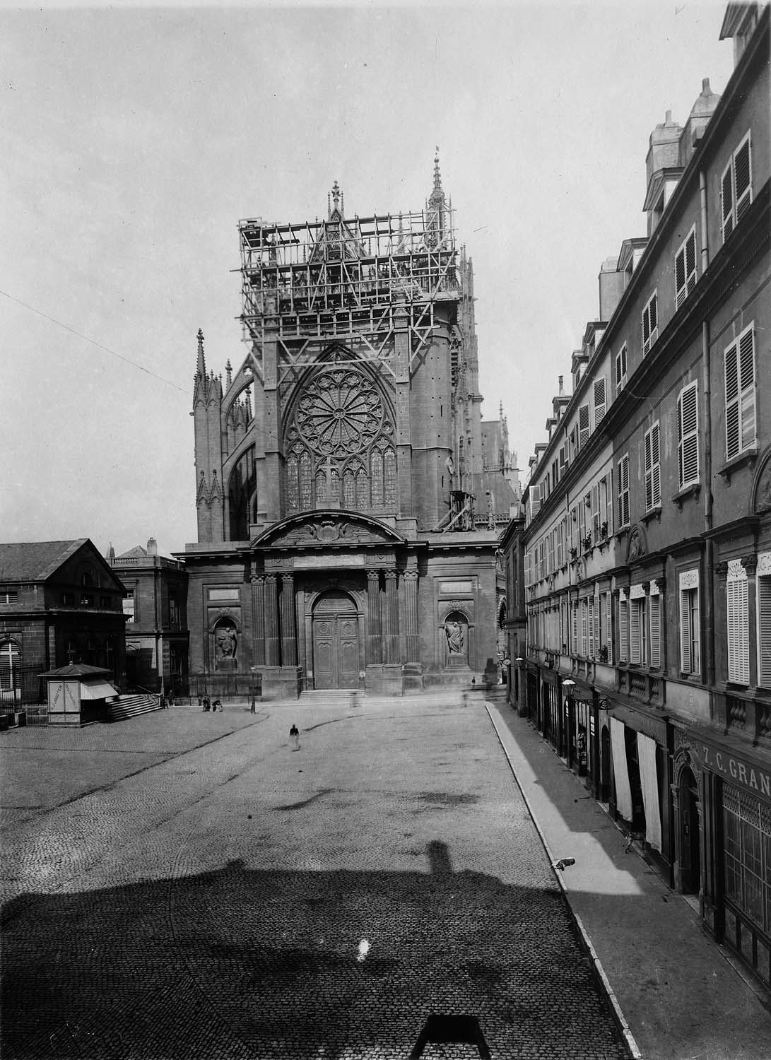 Façade ouest avec le portail de Blondel et le nouveau pignon échafaudé