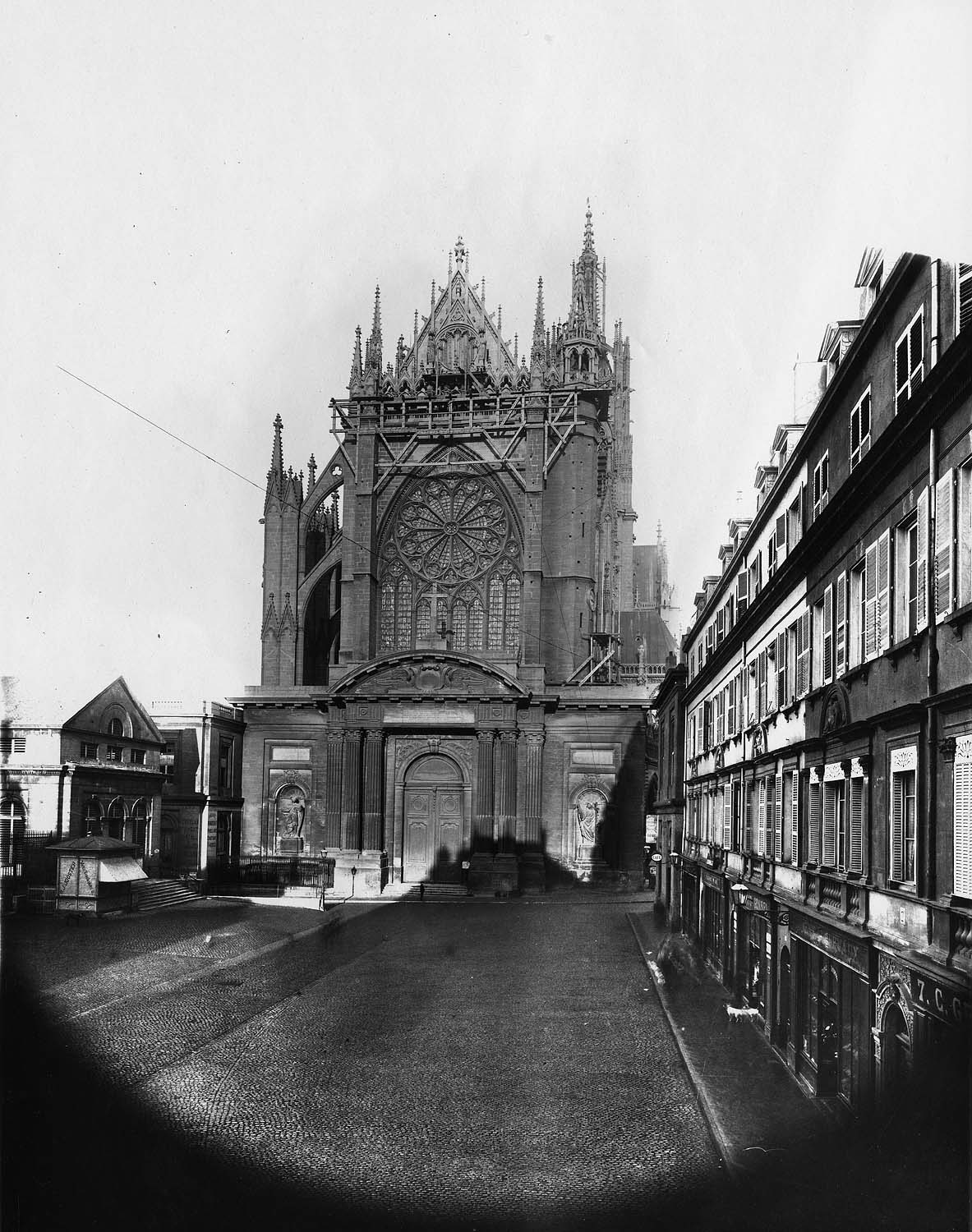 Façade ouest avec le portail de Blondel et le nouveau pignon échafaudé