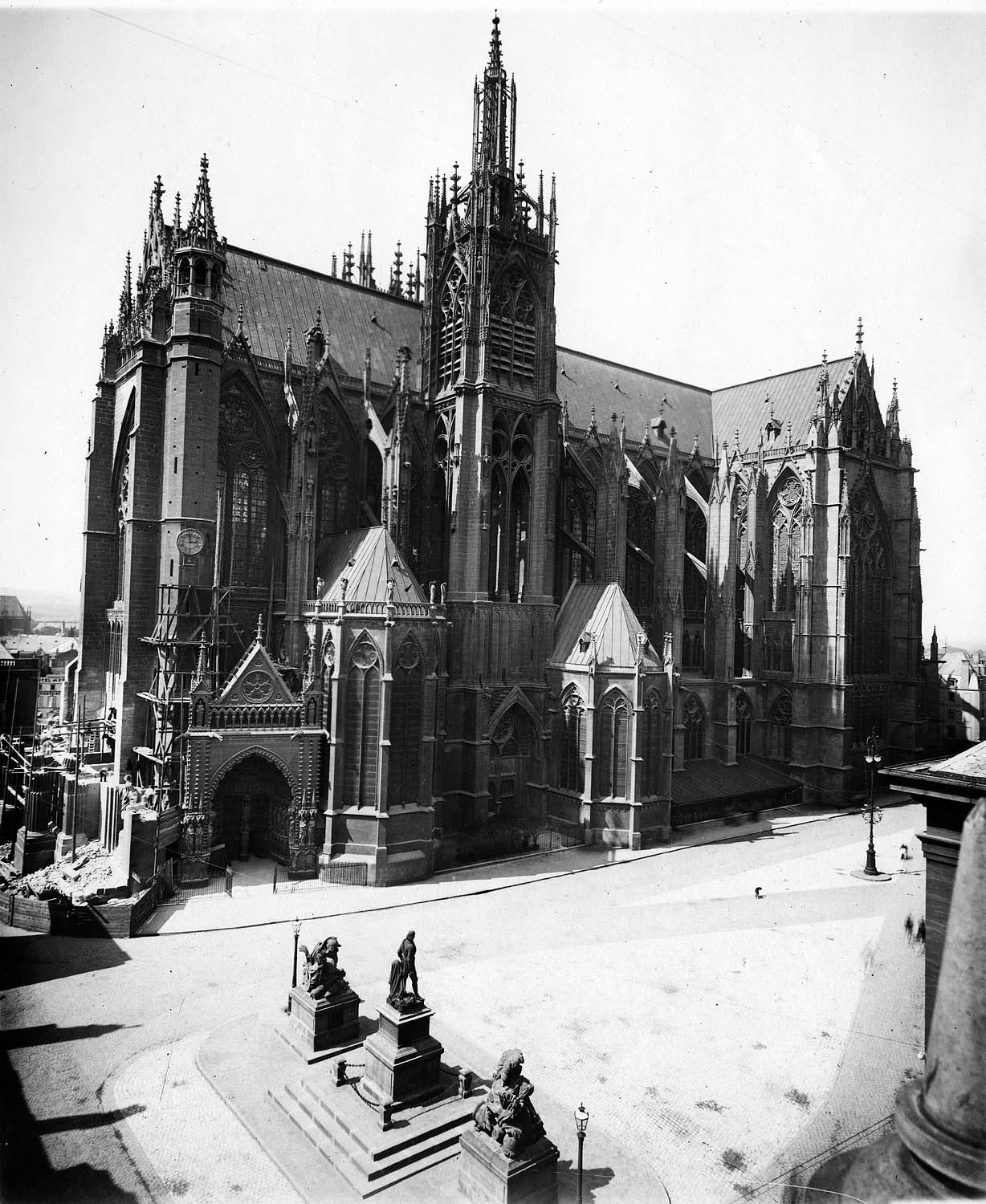 La cathédrale pendant la démolition du portail ouest de Blondel