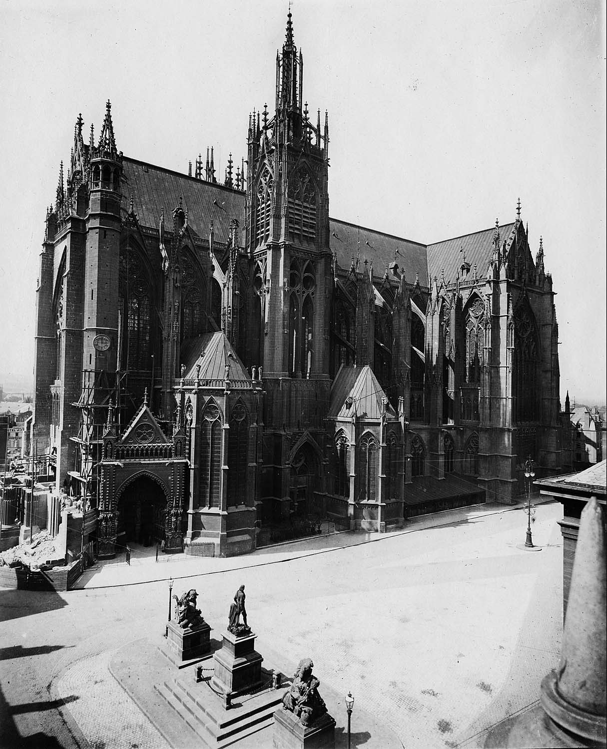 La cathédrale pendant la démolition du portail ouest de Blondel