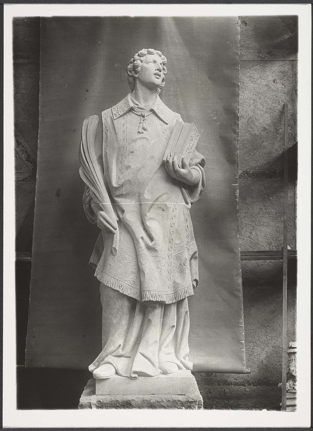 Statue de saint Vincent sur la façade de l'église