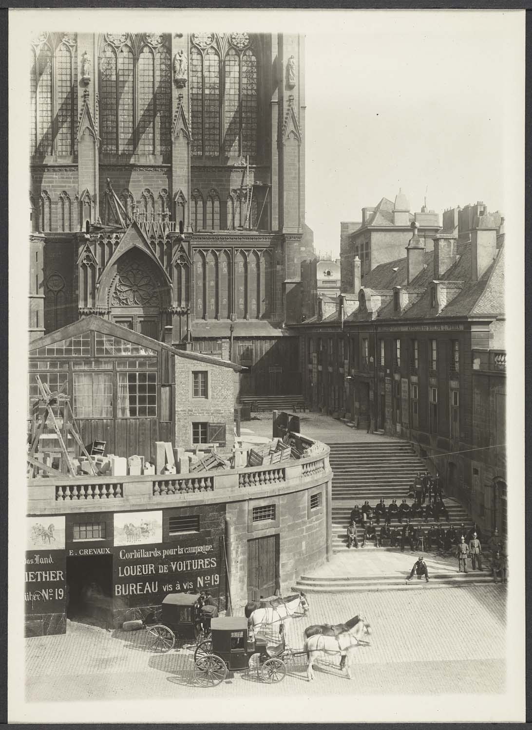 Partie de la façade nord vue du Café Français