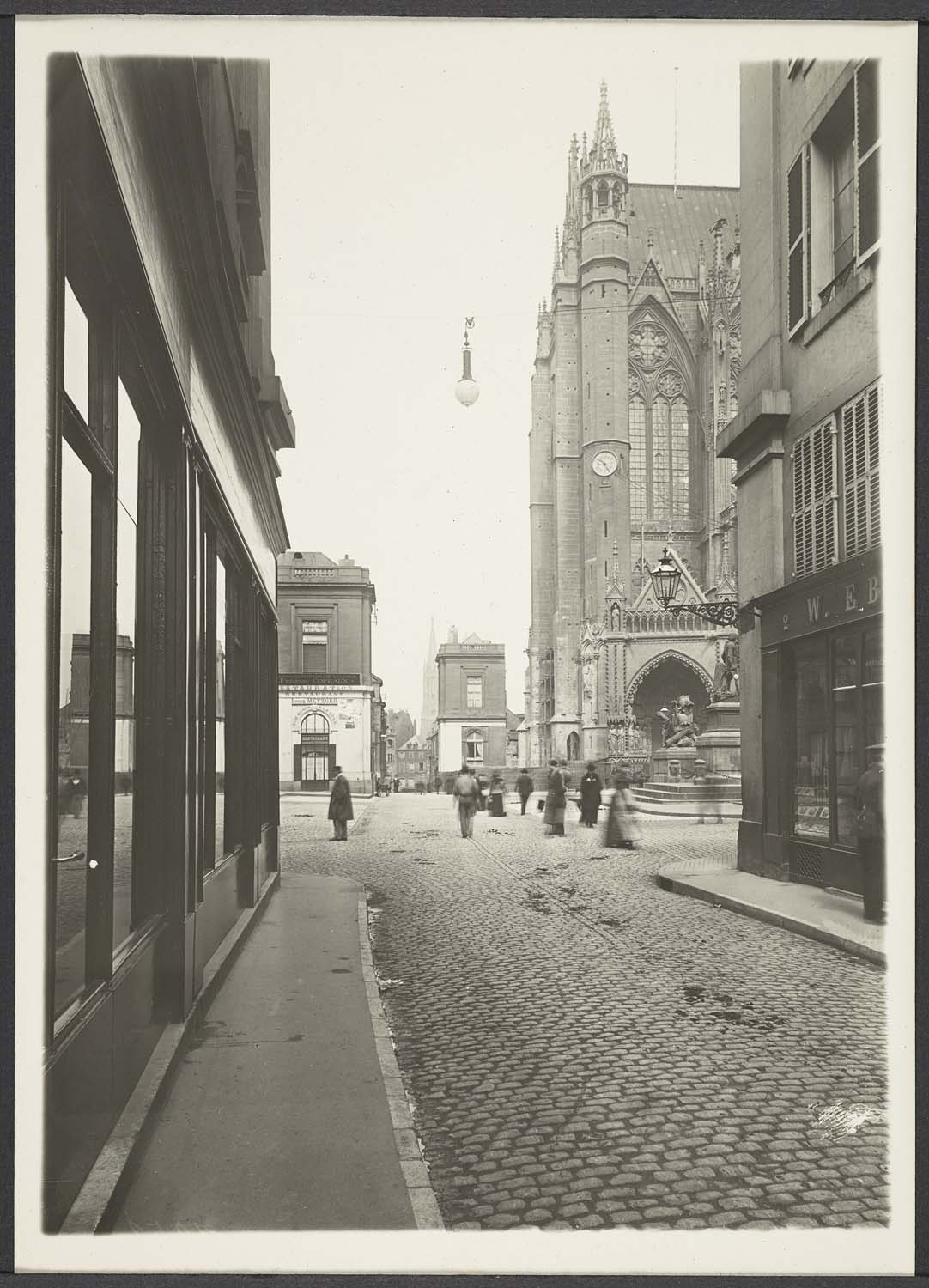 La cathédrale prise de la rue Fournirne