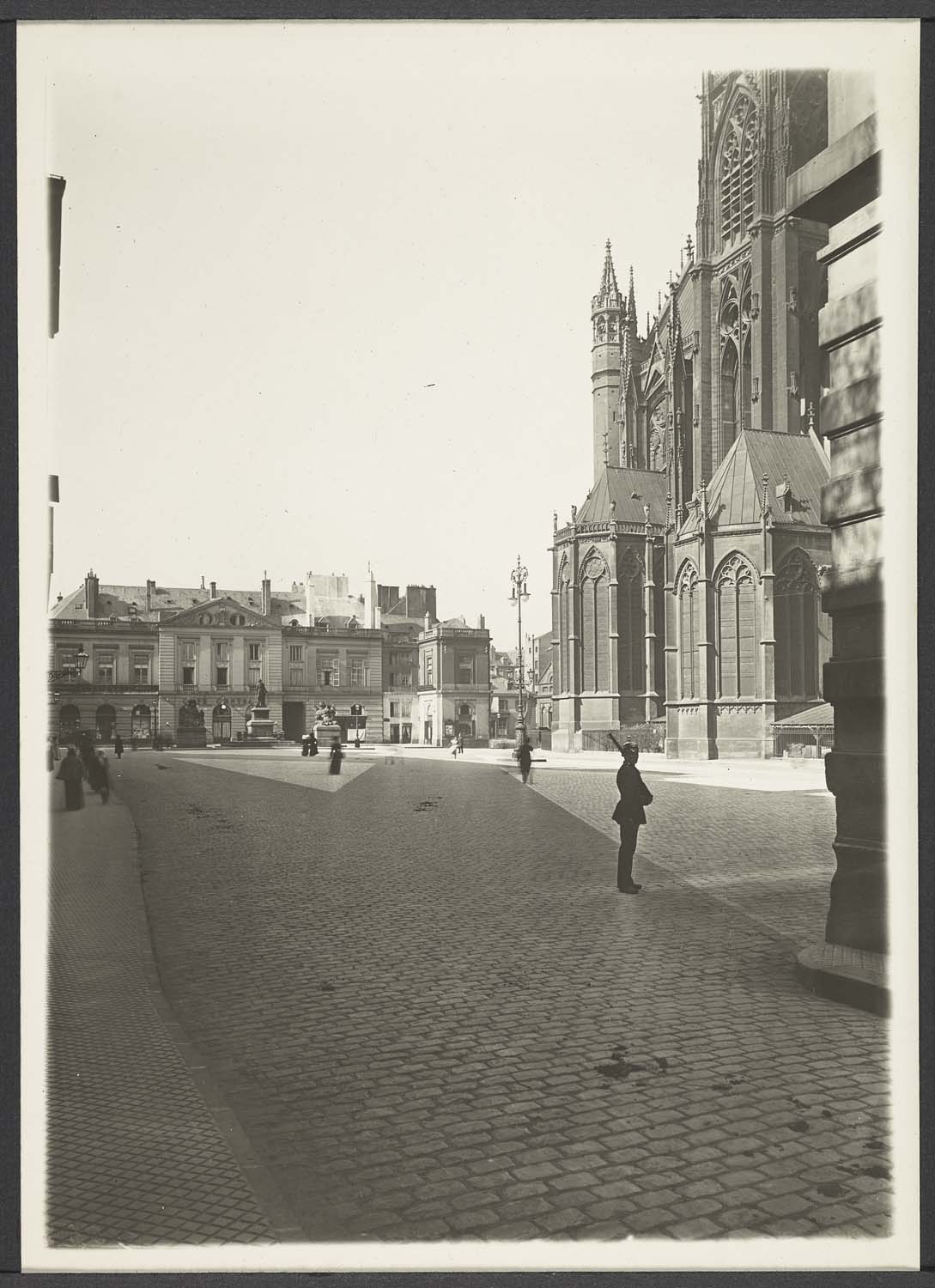 La cathédrale prise de la rue du Haut-Poirier