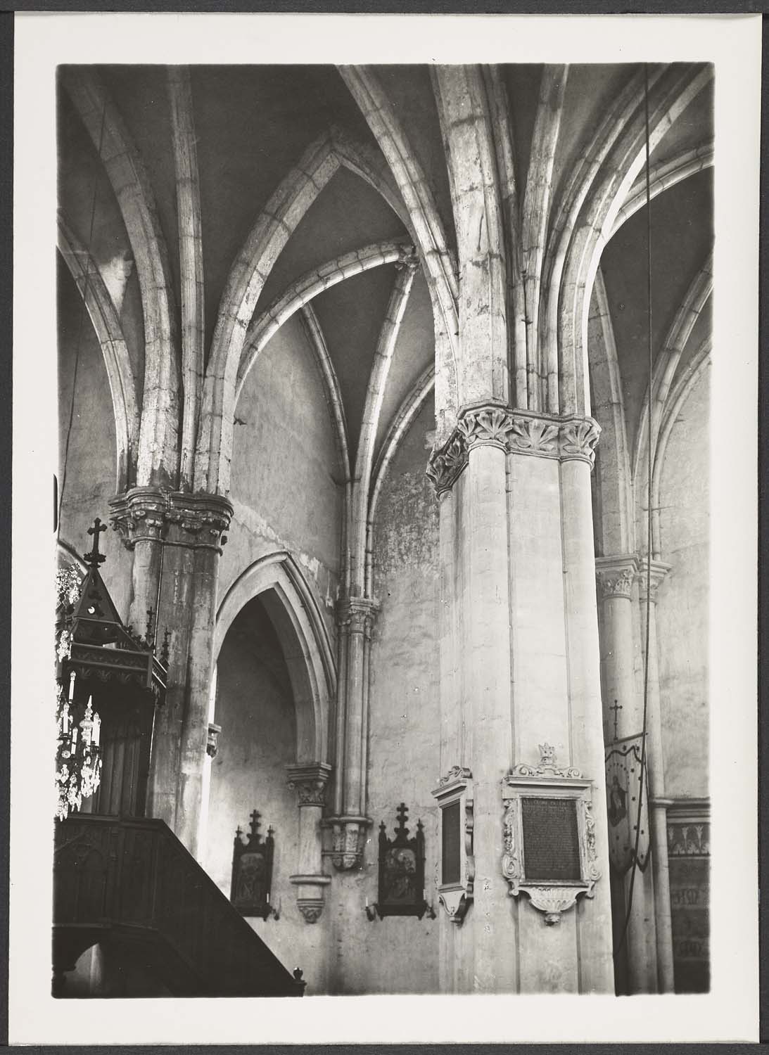 Intérieur. Détail des piliers