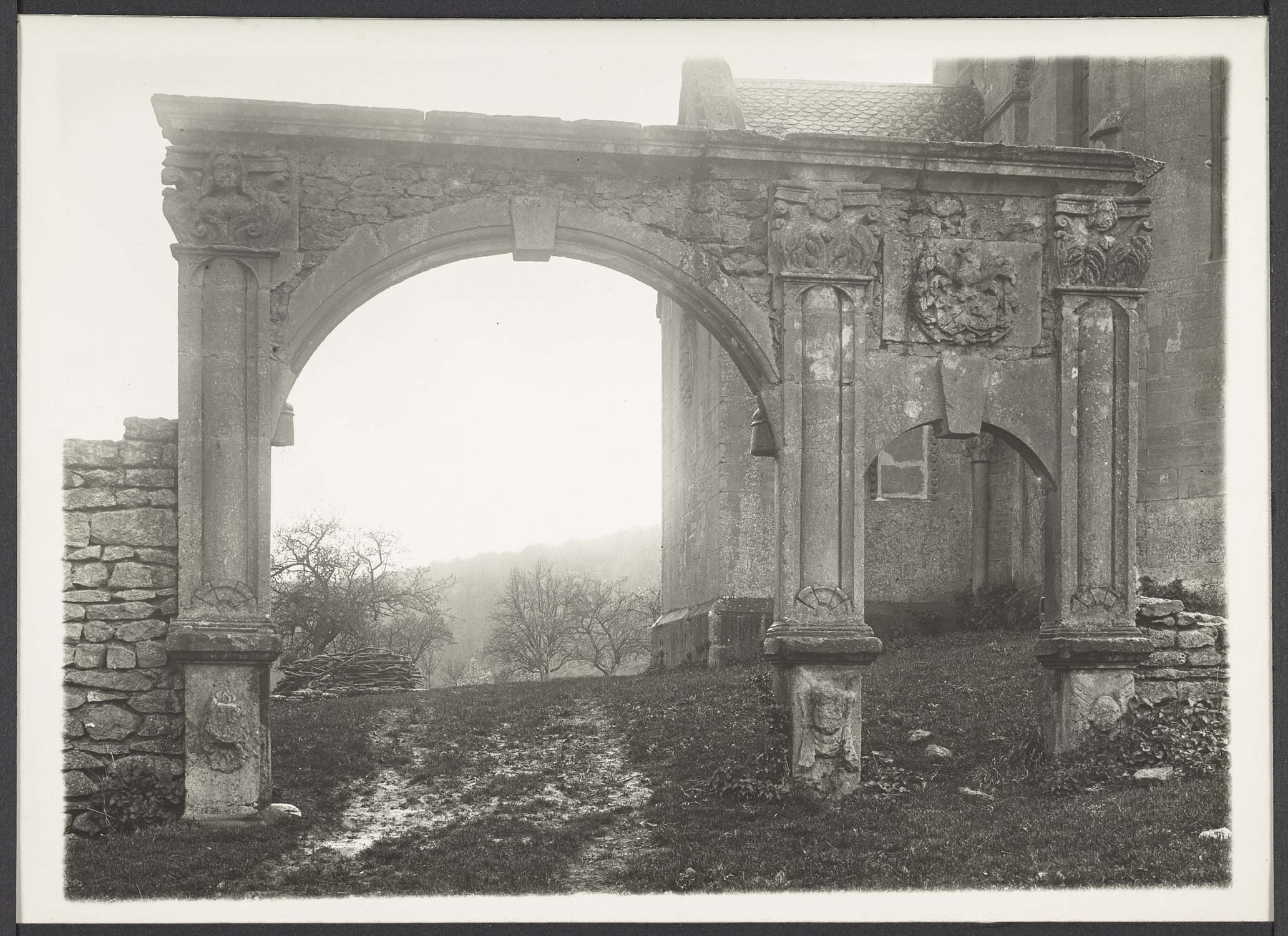 Arcades extérieures près de l'église