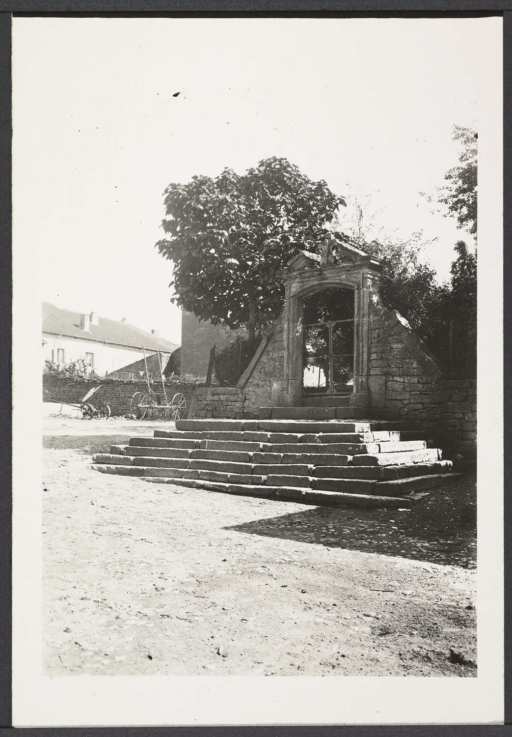 Porte du cimetière militaire