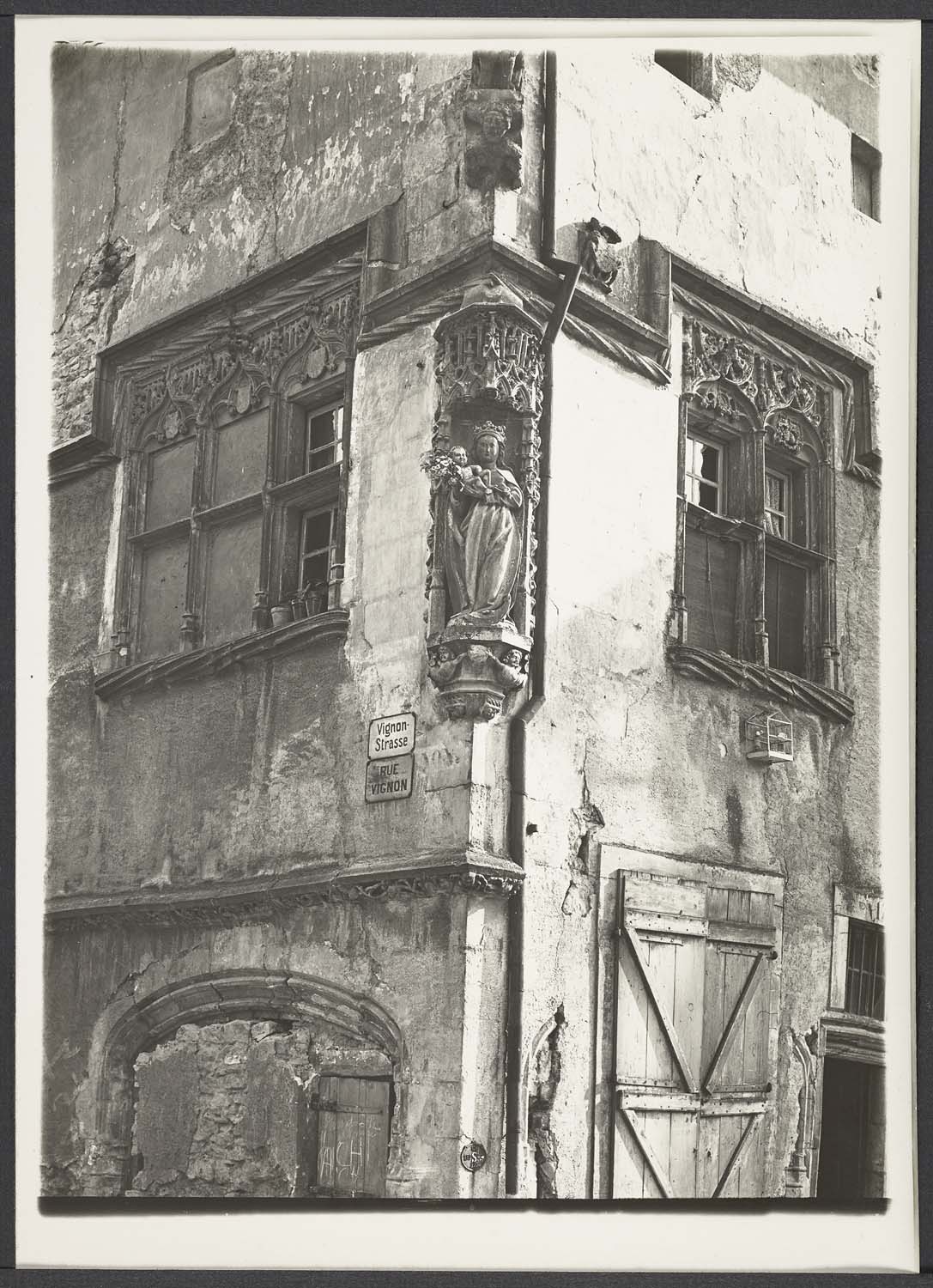 La Monnaie avant restauration. Détail de l’angle du bâtiment avec une statue de Vierge à l’Enfant