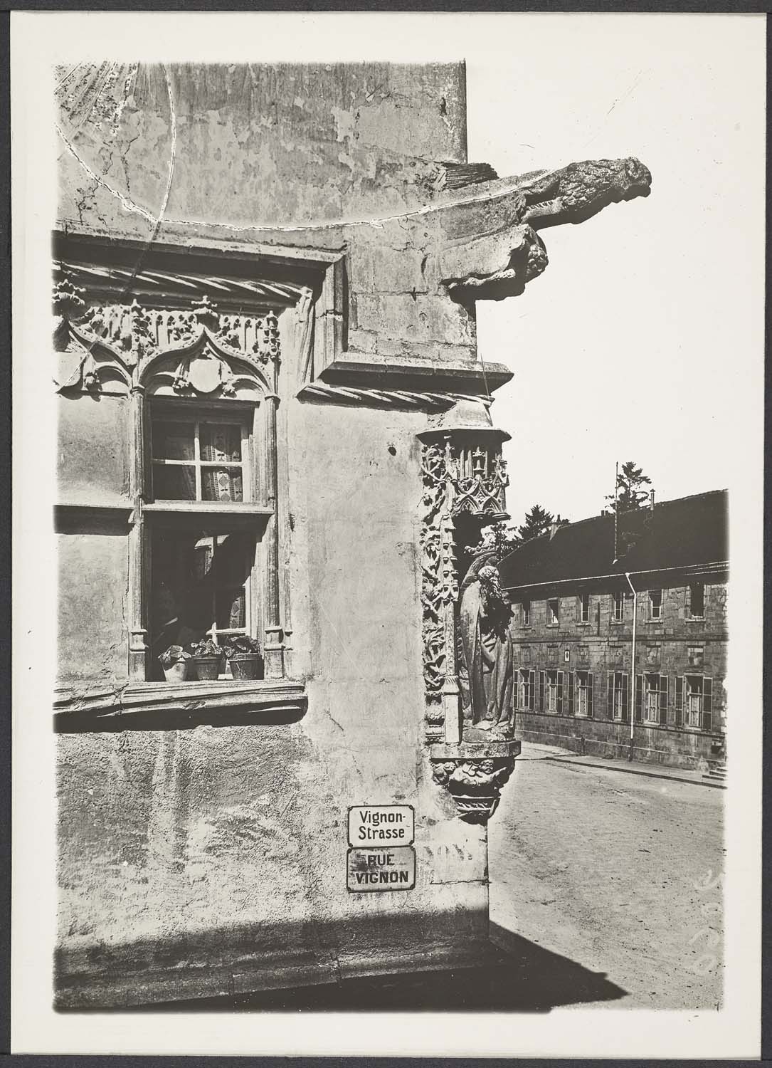 Angle du bâtiment avec gargouille, statue et fenêtre