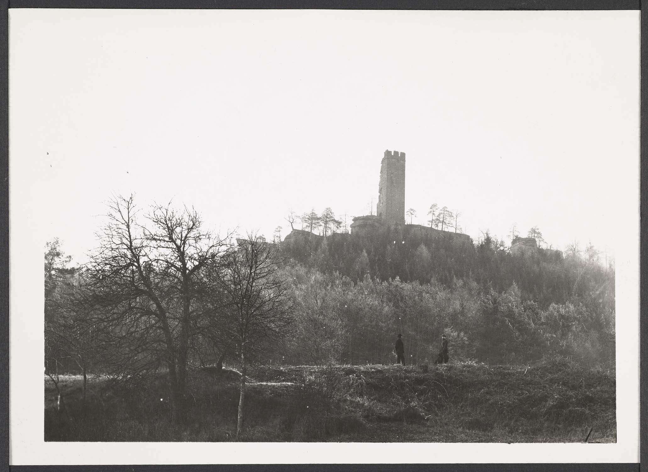 Vue d’ensemble des ruines avec la tour