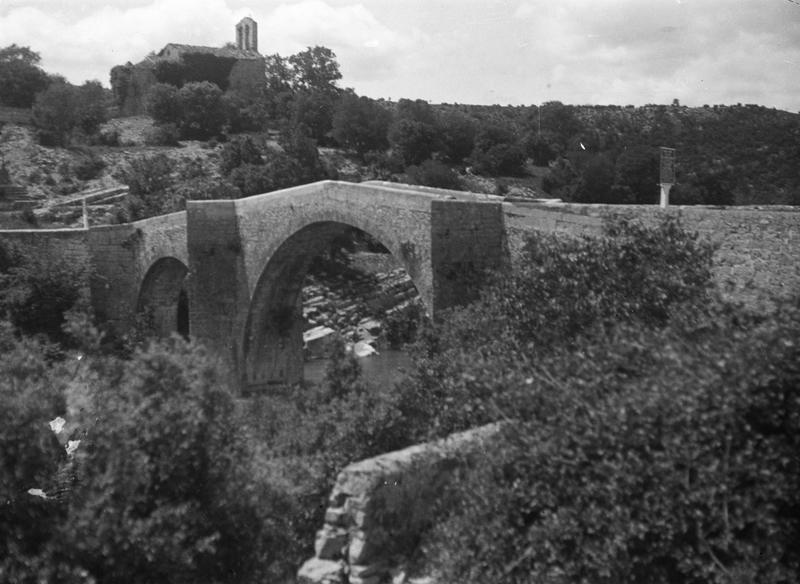 Vue d'ensemble du pont et de la chapelle