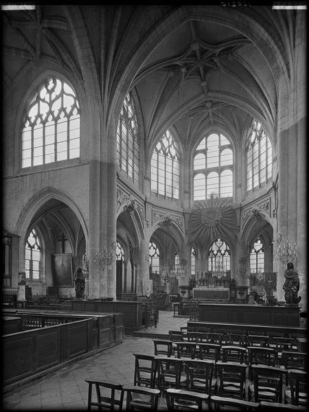 Intérieur, choeur et déambulatoire vers le nord-ouest ; vitraux déposés