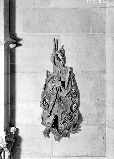 Instruments liturgiques, trophées en bois sculpté