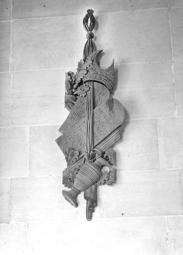 Instruments liturgiques, trophées en bois sculpté