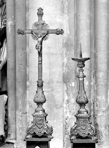 Chandeliers et crucifix en cuivre, garniture du maître-autel