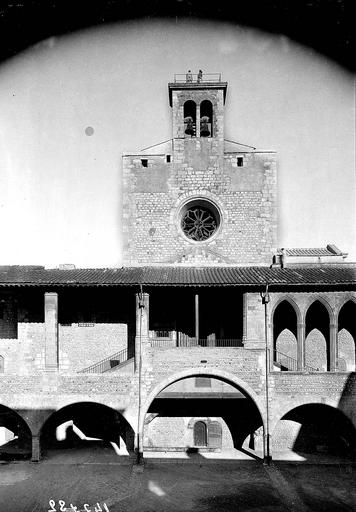 Façade de la chapelle dans la cour d'honneur