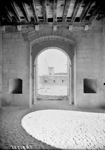 Tour d'entrée sur la face intérieure de la porte