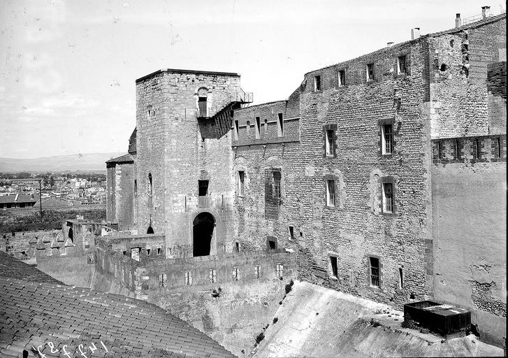 Face ouest après dégagement de l'ancienne porte d'entrée