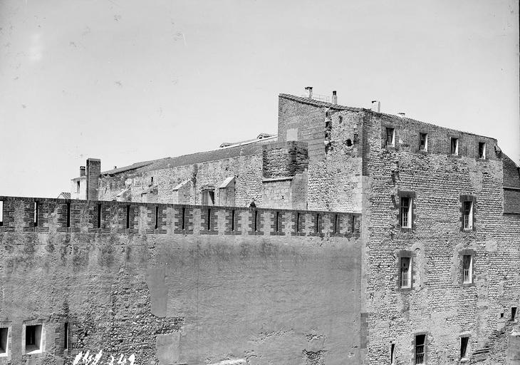 Couronnement du mur de la façade sud