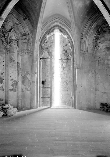 Dégagement de la fenêtre est de la chapelle