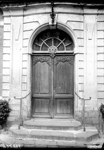 Porte sur la cour du bâtiment central