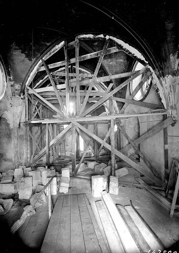 Etaiement des voûtes de la chapelle basse