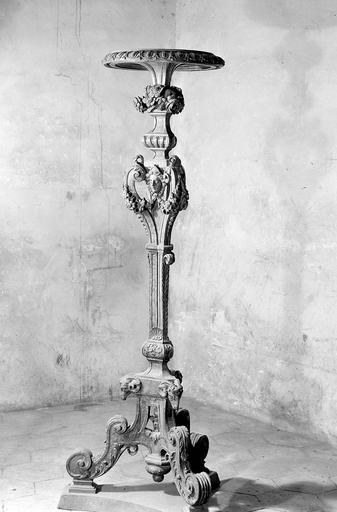 Torchère en bois sculpté et doré