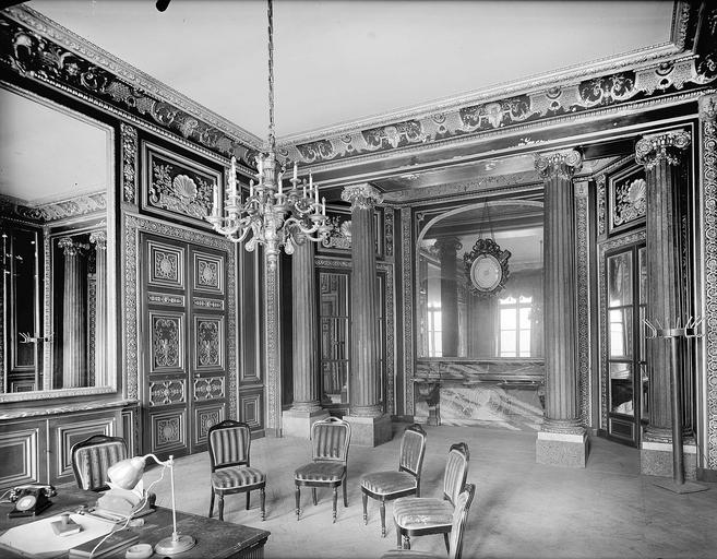 Boiserie venant de Marly du bureau de la salle à manger