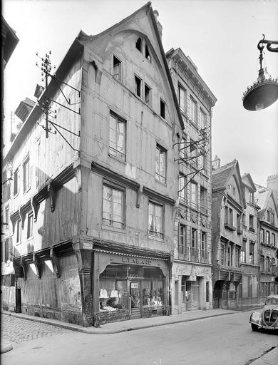 Alignement des façades ; boutiques de confection (L. Tabard et Brigitte couture) en rez-de-chaussée